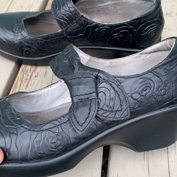embossed roses black Mary Janes - Picture 7 of 13